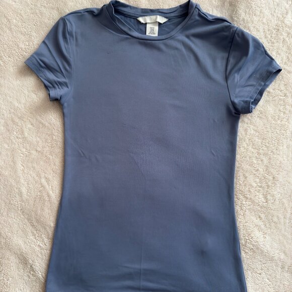 H&M Essential Fitted T-shirt in soft jersey with narrow trim at neckline - Picture 3 of 5
